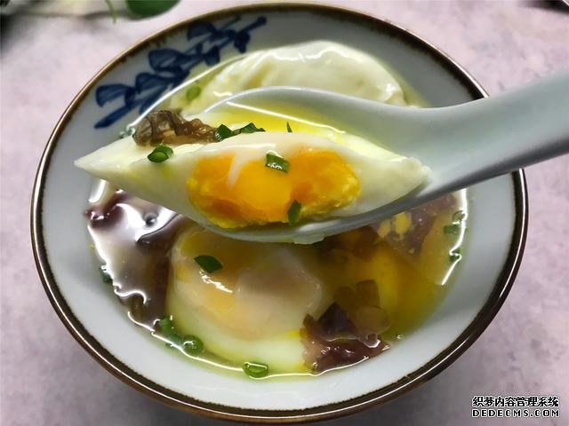 水煮荷包蛋，冷水下鍋還是開水下鍋？學(xué)會這三招，雞蛋圓嫩不散