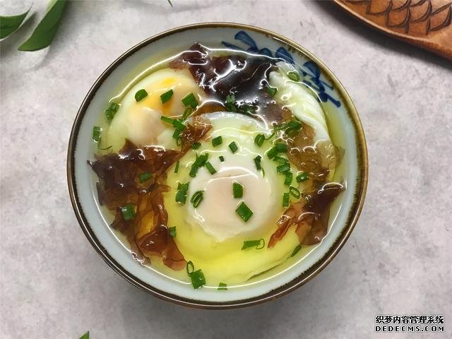 水煮荷包蛋，冷水下鍋還是開水下鍋？學(xué)會這三招，雞蛋圓嫩不散
