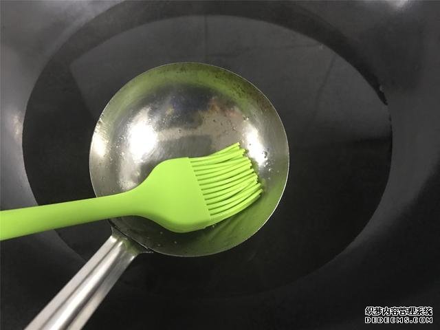 水煮荷包蛋，冷水下鍋還是開水下鍋？學(xué)會這三招，雞蛋圓嫩不散