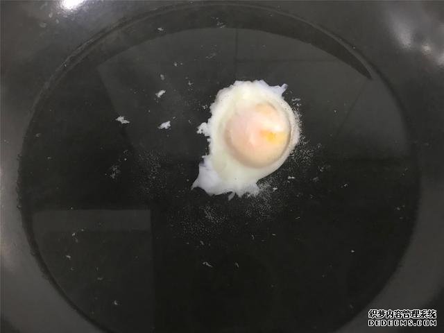 水煮荷包蛋，冷水下鍋還是開水下鍋？學(xué)會這三招，雞蛋圓嫩不散