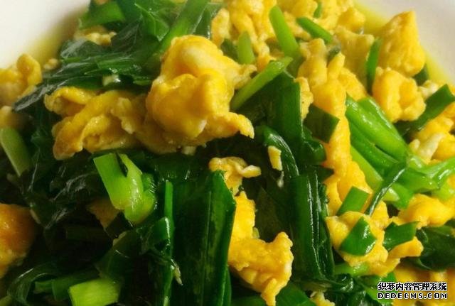 韭菜炒雞蛋，到底是分開炒還是一起炒，學(xué)會方法，韭菜翠綠還不老