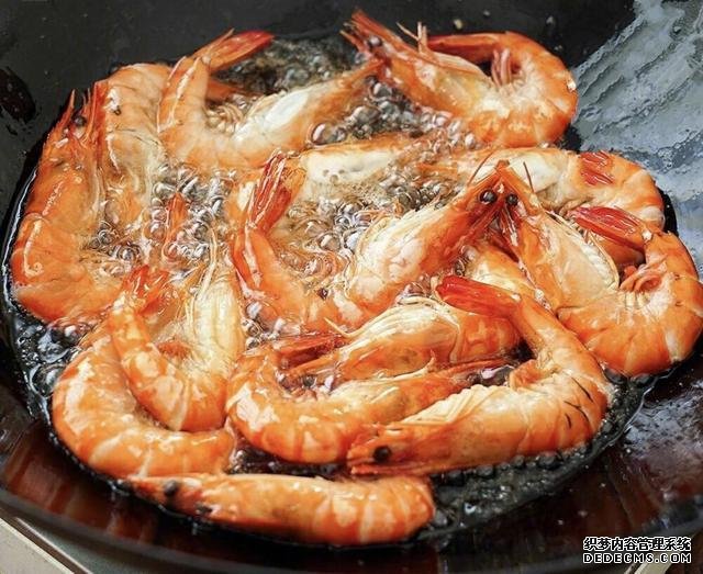 油燜大蝦怎么做好吃得根本停不下來，油燜大蝦最正宗做法