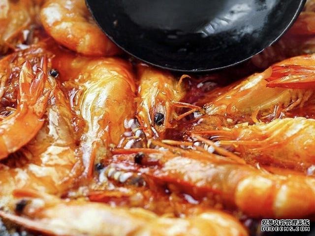 油燜大蝦怎么做好吃得根本停不下來，油燜大蝦最正宗做法