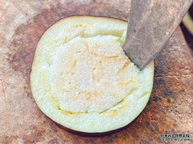 茄子不要用來(lái)炒和燉，香煎茄子煲口感嫩軟濃香，是老少皆宜的菜品