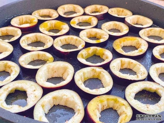 茄子不要用來(lái)炒和燉，香煎茄子煲口感嫩軟濃香，是老少皆宜的菜品
