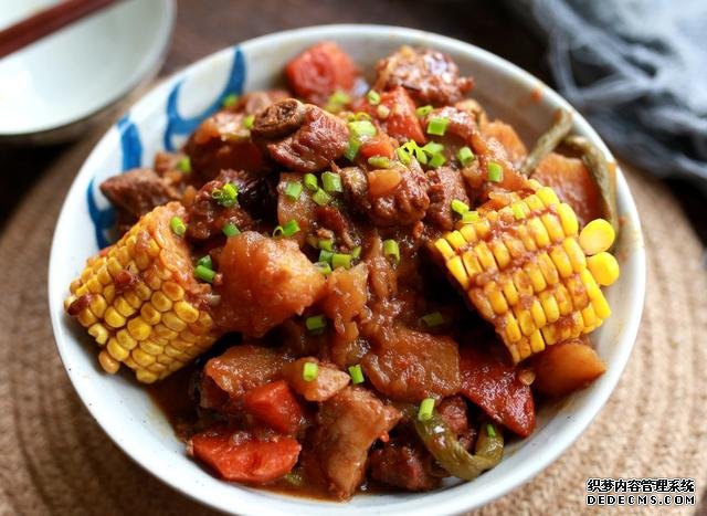 有葷有素，營(yíng)養(yǎng)豐富的大亂燉，制作簡(jiǎn)單鮮香可口的地三鮮