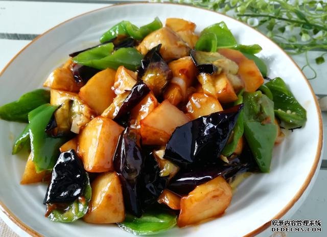 有葷有素，營(yíng)養(yǎng)豐富的大亂燉，制作簡(jiǎn)單鮮香可口的地三鮮