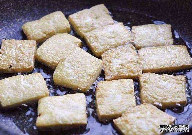 西蘭花和豆腐的口感都特鮮嫩，做上一鍋，一家人吃著美滋滋