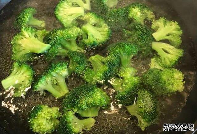 西蘭花和豆腐的口感都特鮮嫩，做上一鍋，一家人吃著美滋滋