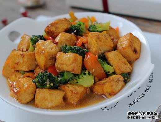 西蘭花和豆腐的口感都特鮮嫩，做上一鍋，一家人吃著美滋滋