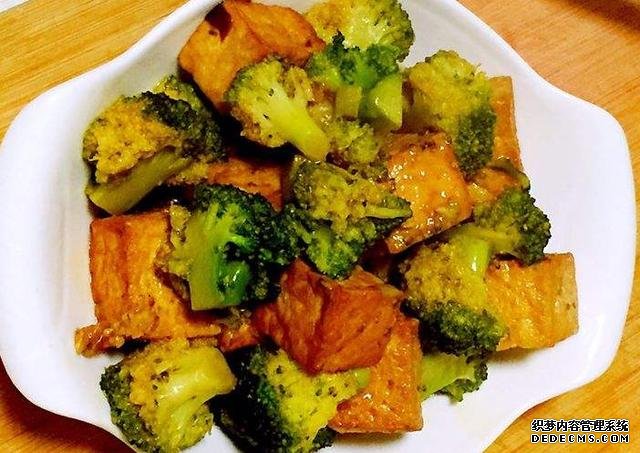 西蘭花和豆腐的口感都特鮮嫩，做上一鍋，一家人吃著美滋滋