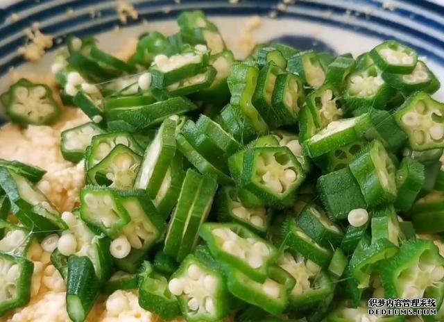 1塊豆腐加1把秋葵，不蒸不炒不涼拌，出鍋比吃肉還香，超過癮