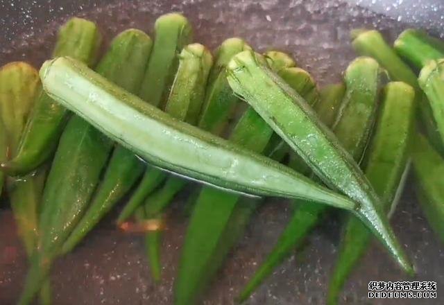 1塊豆腐加1把秋葵，不蒸不炒不涼拌，出鍋比吃肉還香，超過癮