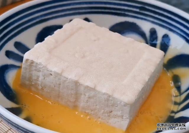 1塊豆腐加1把秋葵，不蒸不炒不涼拌，出鍋比吃肉還香，超過癮