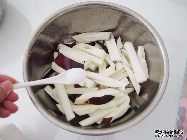 茄子換種做法，搭配牛肉做“披薩”，味道特別值得嘗試