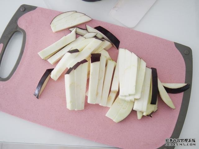 茄子換種做法，搭配牛肉做“披薩”，味道特別值得嘗試