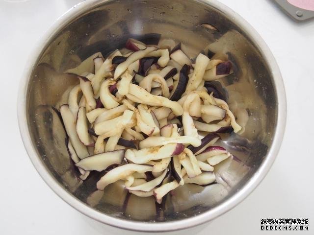 茄子換種做法，搭配牛肉做“披薩”，味道特別值得嘗試