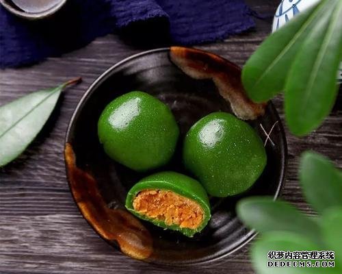 時(shí)近清明，“青團(tuán)”可不能少，油綠如玉，香糯可口，天然綠色小吃