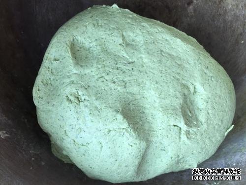 時(shí)近清明，“青團(tuán)”可不能少，油綠如玉，香糯可口，天然綠色小吃