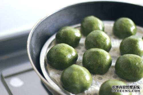 時(shí)近清明，“青團(tuán)”可不能少，油綠如玉，香糯可口，天然綠色小吃