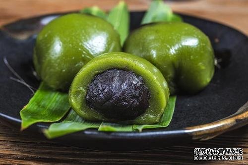 時(shí)近清明，“青團(tuán)”可不能少，油綠如玉，香糯可口，天然綠色小吃