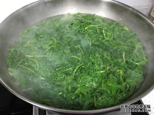 時(shí)近清明，“青團(tuán)”可不能少，油綠如玉，香糯可口，天然綠色小吃