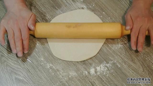 老婆做了20個“烤餃子”，掰開樂壞了：這種餃子皮頭一次見