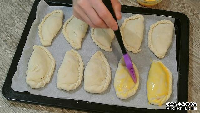 老婆做了20個“烤餃子”，掰開樂壞了：這種餃子皮頭一次見