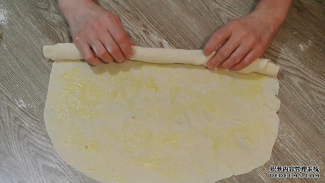 老婆做了20個“烤餃子”，掰開樂壞了：這種餃子皮頭一次見
