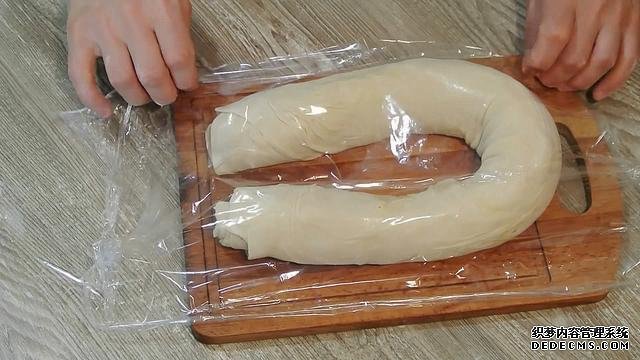 老婆做了20個“烤餃子”，掰開樂壞了：這種餃子皮頭一次見
