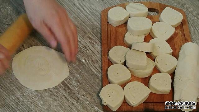 老婆做了20個“烤餃子”，掰開樂壞了：這種餃子皮頭一次見