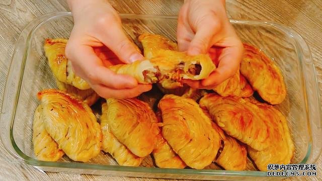 老婆做了20個“烤餃子”，掰開樂壞了：這種餃子皮頭一次見