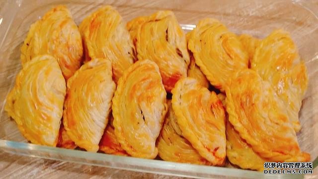 老婆做了20個“烤餃子”，掰開樂壞了：這種餃子皮頭一次見