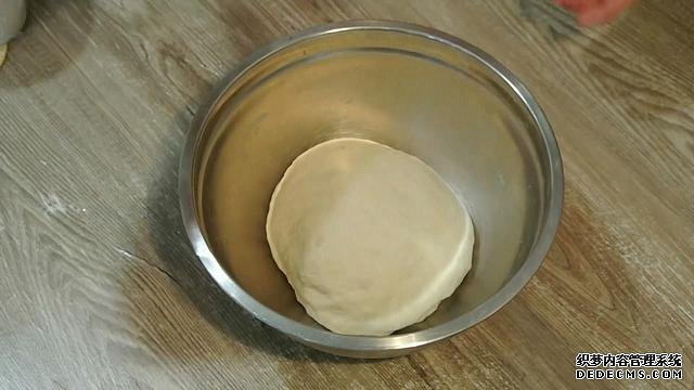 老婆做了20個“烤餃子”，掰開樂壞了：這種餃子皮頭一次見