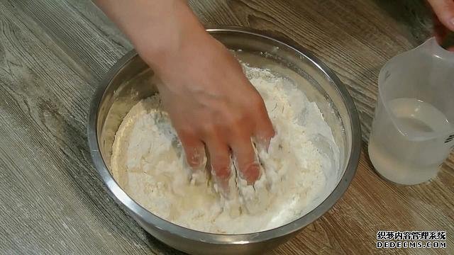 老婆做了20個“烤餃子”，掰開樂壞了：這種餃子皮頭一次見