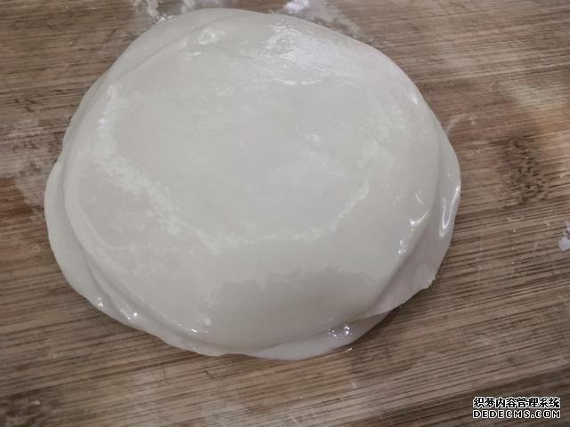 包餃子剩點(diǎn)餃子皮不要浪費(fèi)，教你一個(gè)新鮮吃法，搭配土豆絲很美味