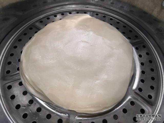 包餃子剩點(diǎn)餃子皮不要浪費(fèi)，教你一個(gè)新鮮吃法，搭配土豆絲很美味