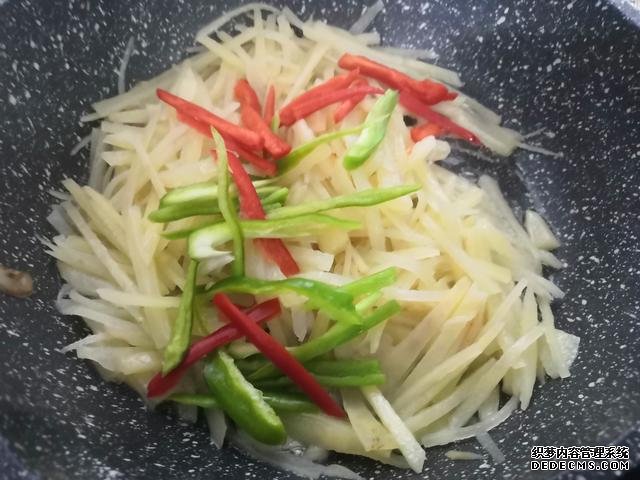 包餃子剩點(diǎn)餃子皮不要浪費(fèi)，教你一個(gè)新鮮吃法，搭配土豆絲很美味