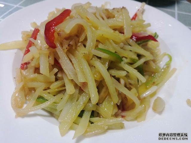 包餃子剩點(diǎn)餃子皮不要浪費(fèi)，教你一個(gè)新鮮吃法，搭配土豆絲很美味