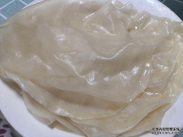 包餃子剩點(diǎn)餃子皮不要浪費(fèi)，教你一個(gè)新鮮吃法，搭配土豆絲很美味