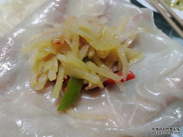 包餃子剩點(diǎn)餃子皮不要浪費(fèi)，教你一個(gè)新鮮吃法，搭配土豆絲很美味