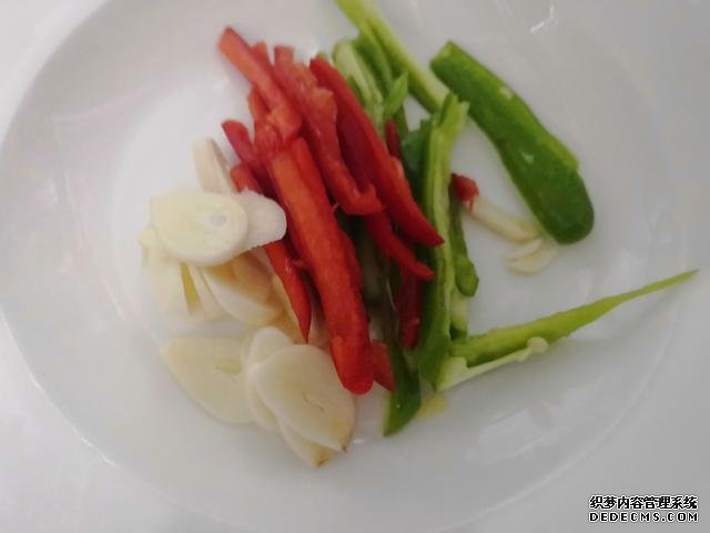 包餃子剩點(diǎn)餃子皮不要浪費(fèi)，教你一個(gè)新鮮吃法，搭配土豆絲很美味