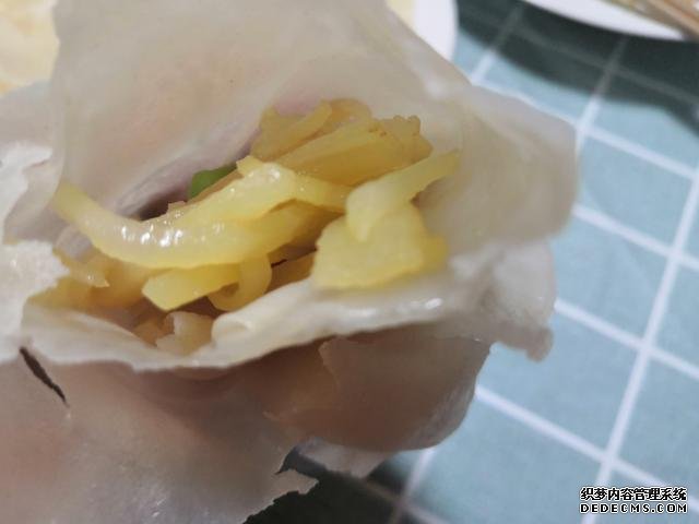 包餃子剩點(diǎn)餃子皮不要浪費(fèi)，教你一個(gè)新鮮吃法，搭配土豆絲很美味