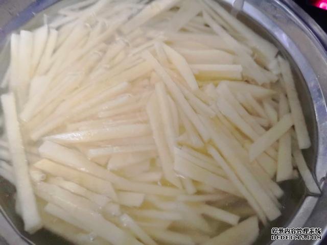 包餃子剩點(diǎn)餃子皮不要浪費(fèi)，教你一個(gè)新鮮吃法，搭配土豆絲很美味