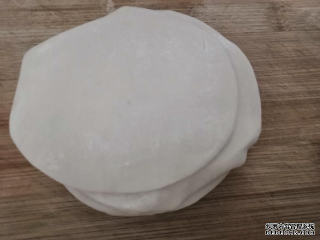 包餃子剩點(diǎn)餃子皮不要浪費(fèi)，教你一個(gè)新鮮吃法，搭配土豆絲很美味