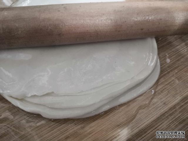 包餃子剩點(diǎn)餃子皮不要浪費(fèi)，教你一個(gè)新鮮吃法，搭配土豆絲很美味