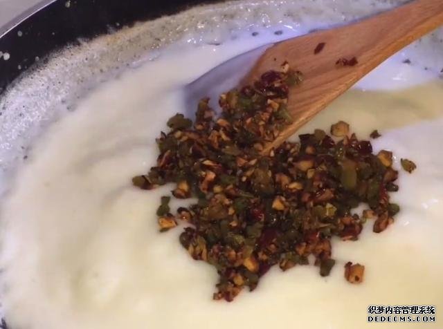 牛奶別直接喝了，教你一個新吃法，又香又甜真好吃，做法還簡單