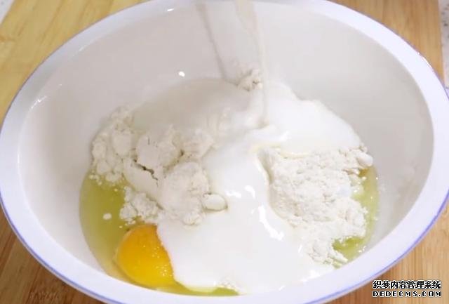 用雞蛋做一道小糕點(diǎn)，不用烤箱，口感綿軟不上火，老人小孩都喜歡