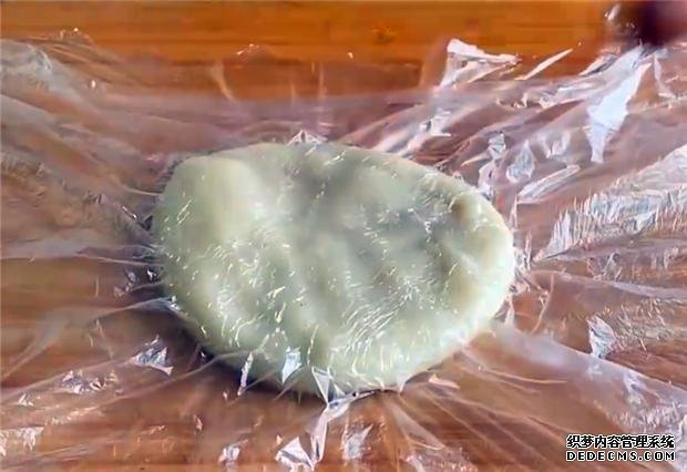 家里糯米粉別浪費了，只需簡單一做，又香又糯，吃一次就難以忘記