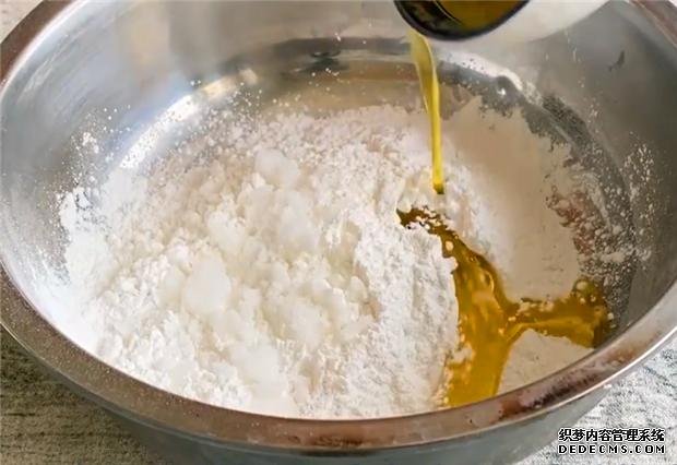 家里糯米粉別浪費了，只需簡單一做，又香又糯，吃一次就難以忘記